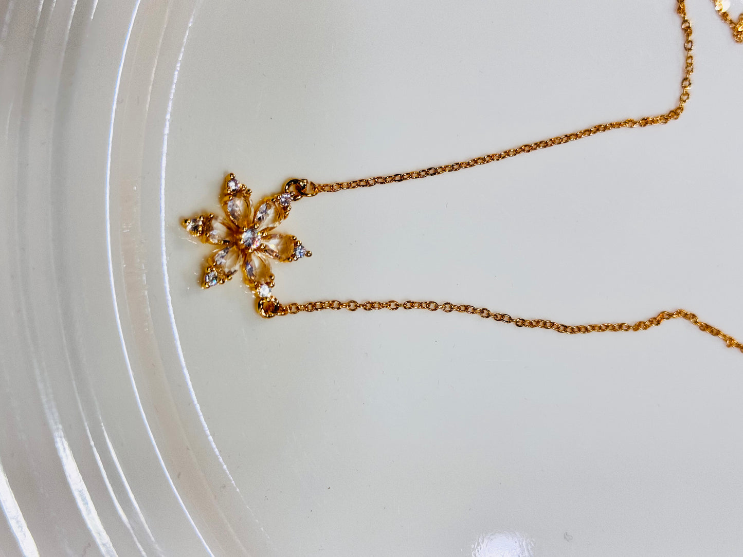 🌸Sparkling Floral Pendant Necklace 🌸