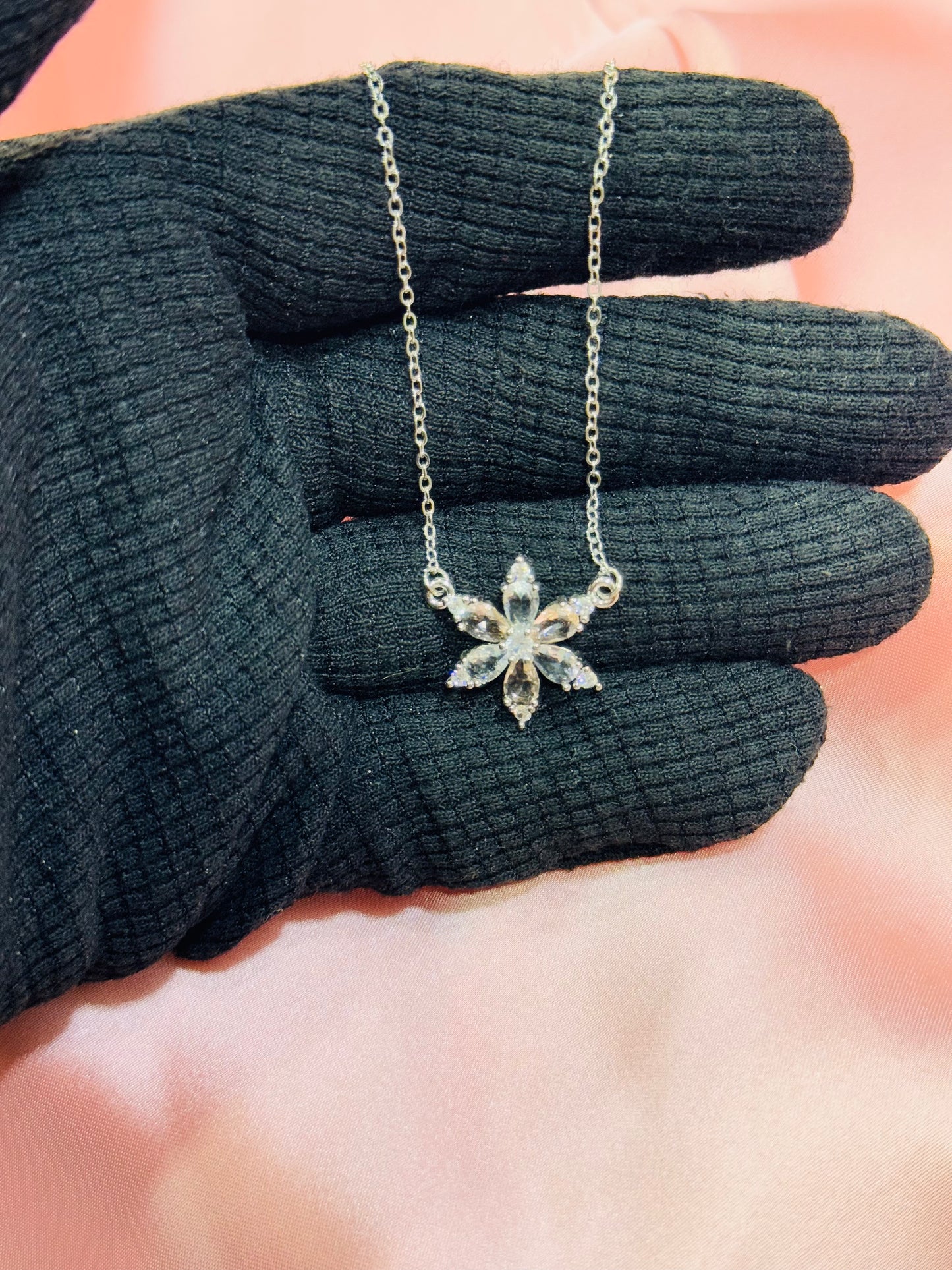 🌸Sparkling Floral Pendant Necklace 🌸