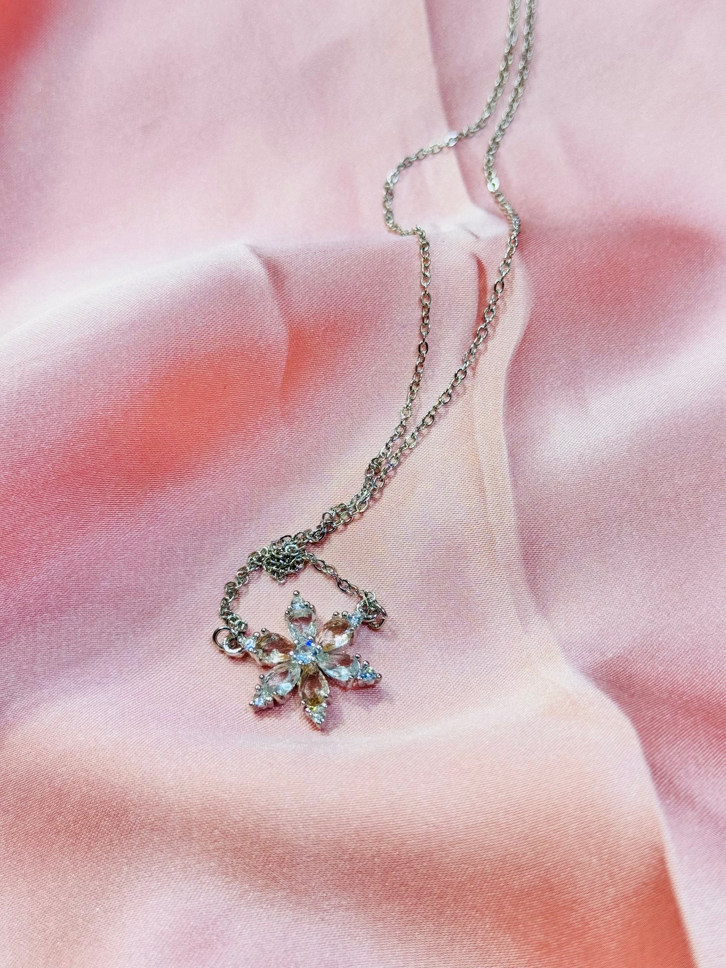 🌸Sparkling Floral Pendant Necklace 🌸