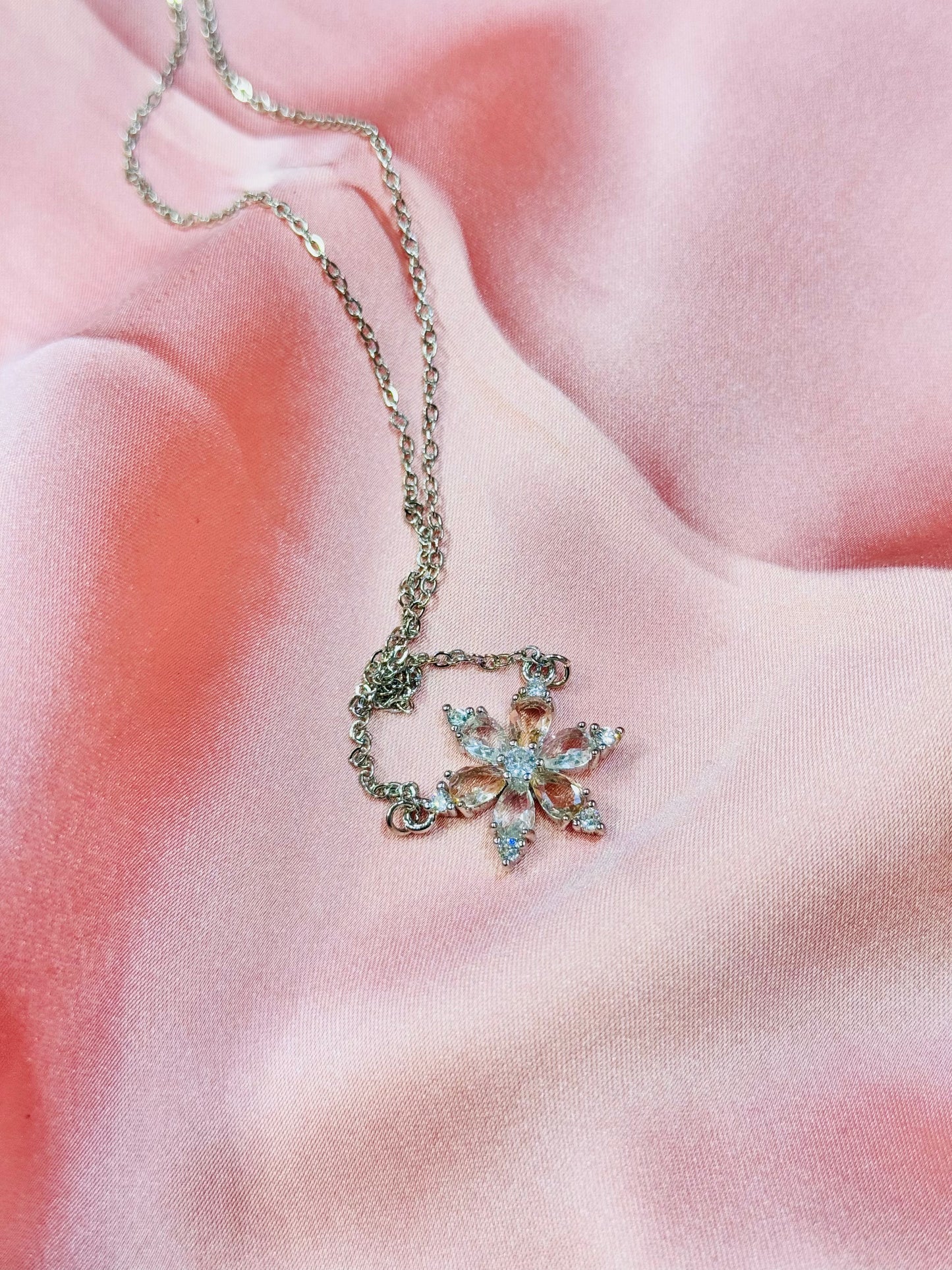 🌸Sparkling Floral Pendant Necklace 🌸