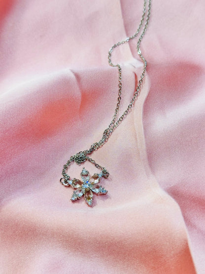 🌸Sparkling Floral Pendant Necklace 🌸
