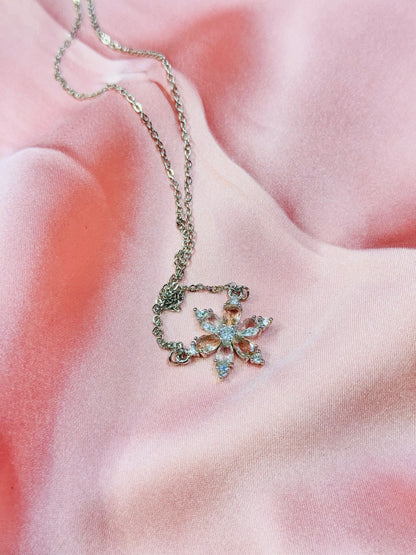 🌸Sparkling Floral Pendant Necklace 🌸